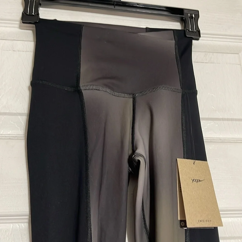 NWT Nike yoga leggings XS